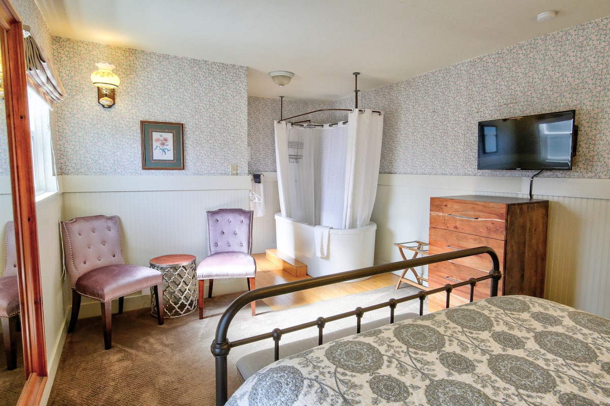 deluxe suite | iron/ironing board, rollaway beds, free wifi