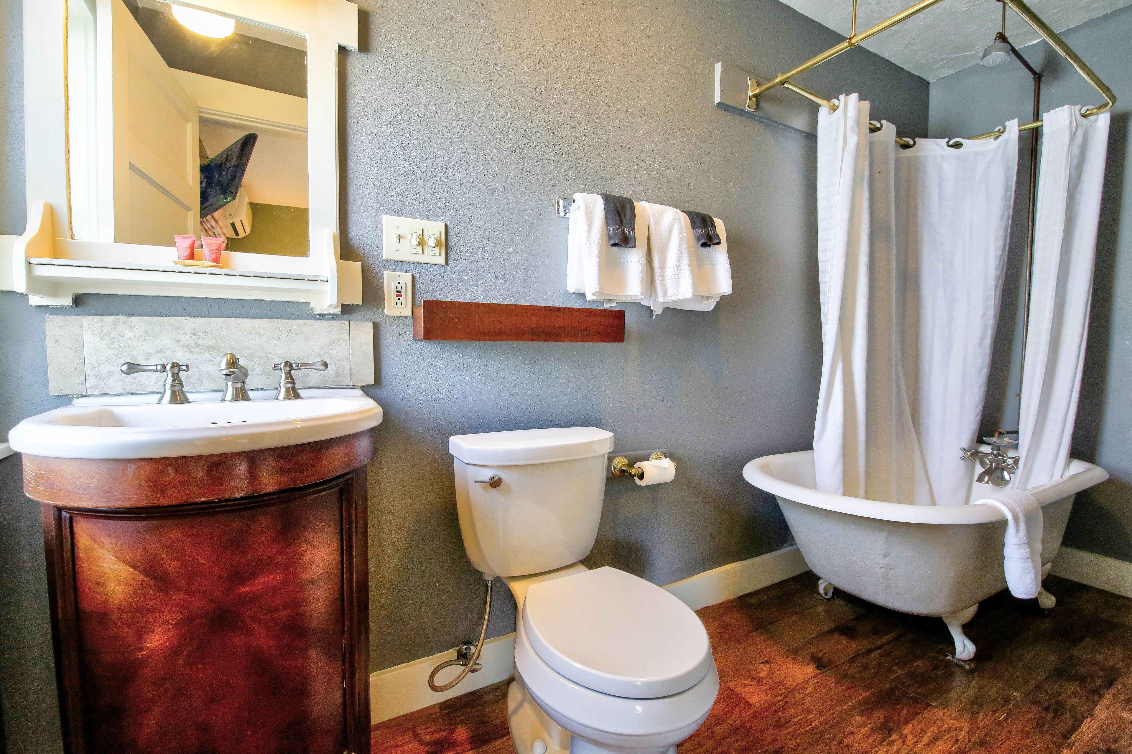 traditional room | bathroom | shower, free toiletries, hair dryer, towels