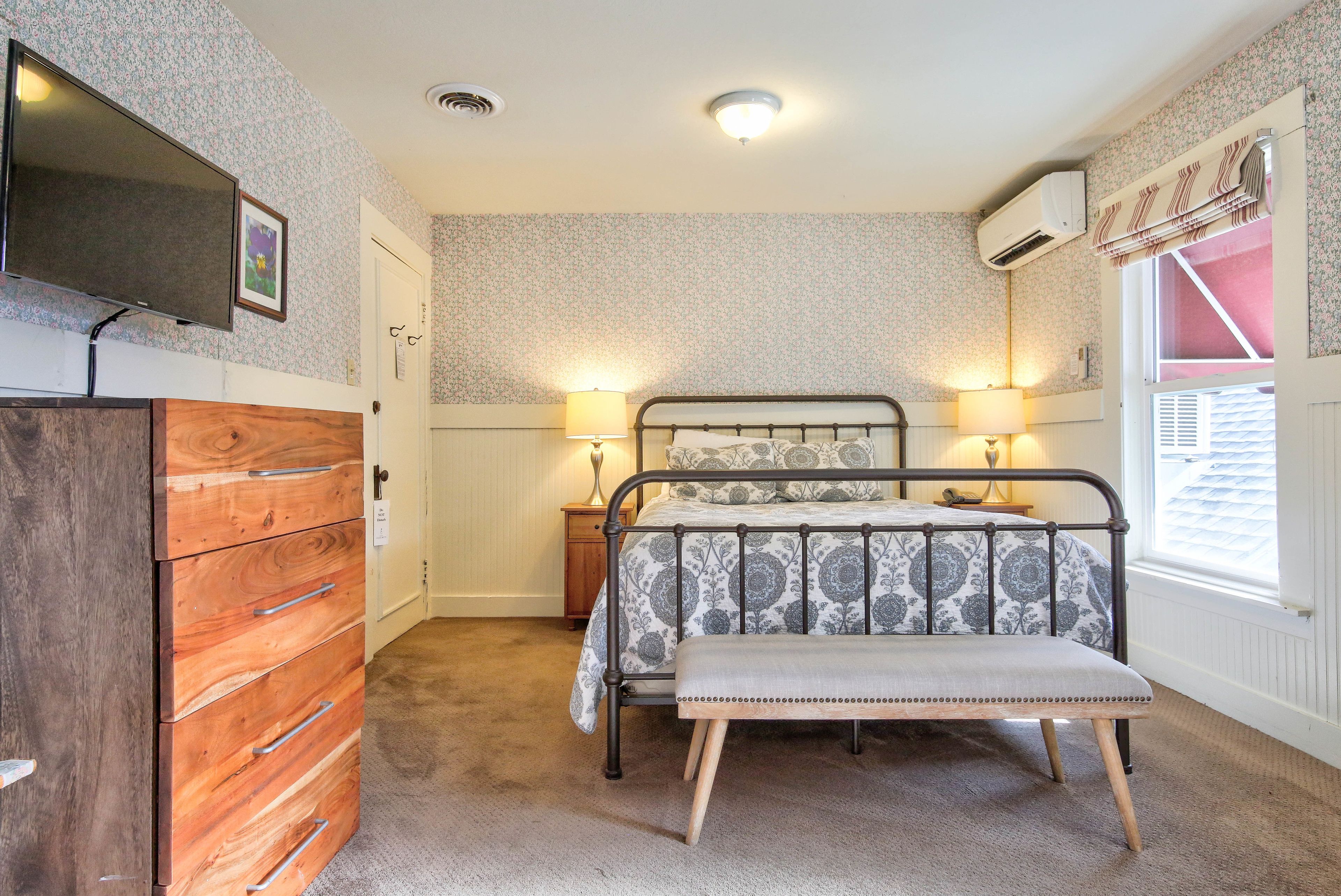 deluxe suite | iron/ironing board, rollaway beds, free wifi