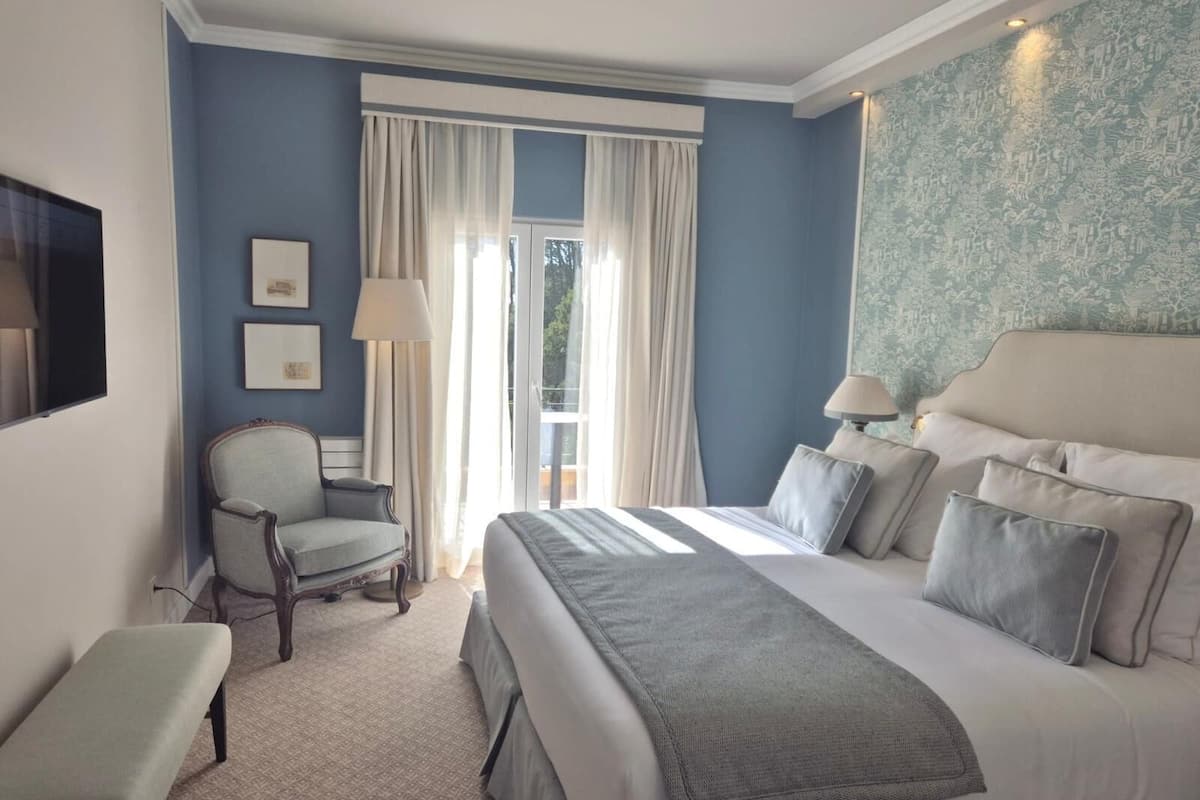 royal studio suite | 1 bedroom, premium bedding, minibar, in-room safe