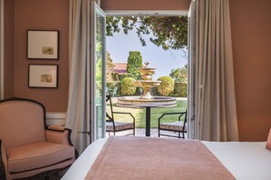 Deluxe Room, Partial Sea View and SPA access | Premium bedding, minibar, in-room safe, desk - Longevity Senses - Cascais Boutique Hotel - Adults Only (Cascais)