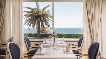 Se sirven desayunos, comidas y cocina mediterránea con vista al mar