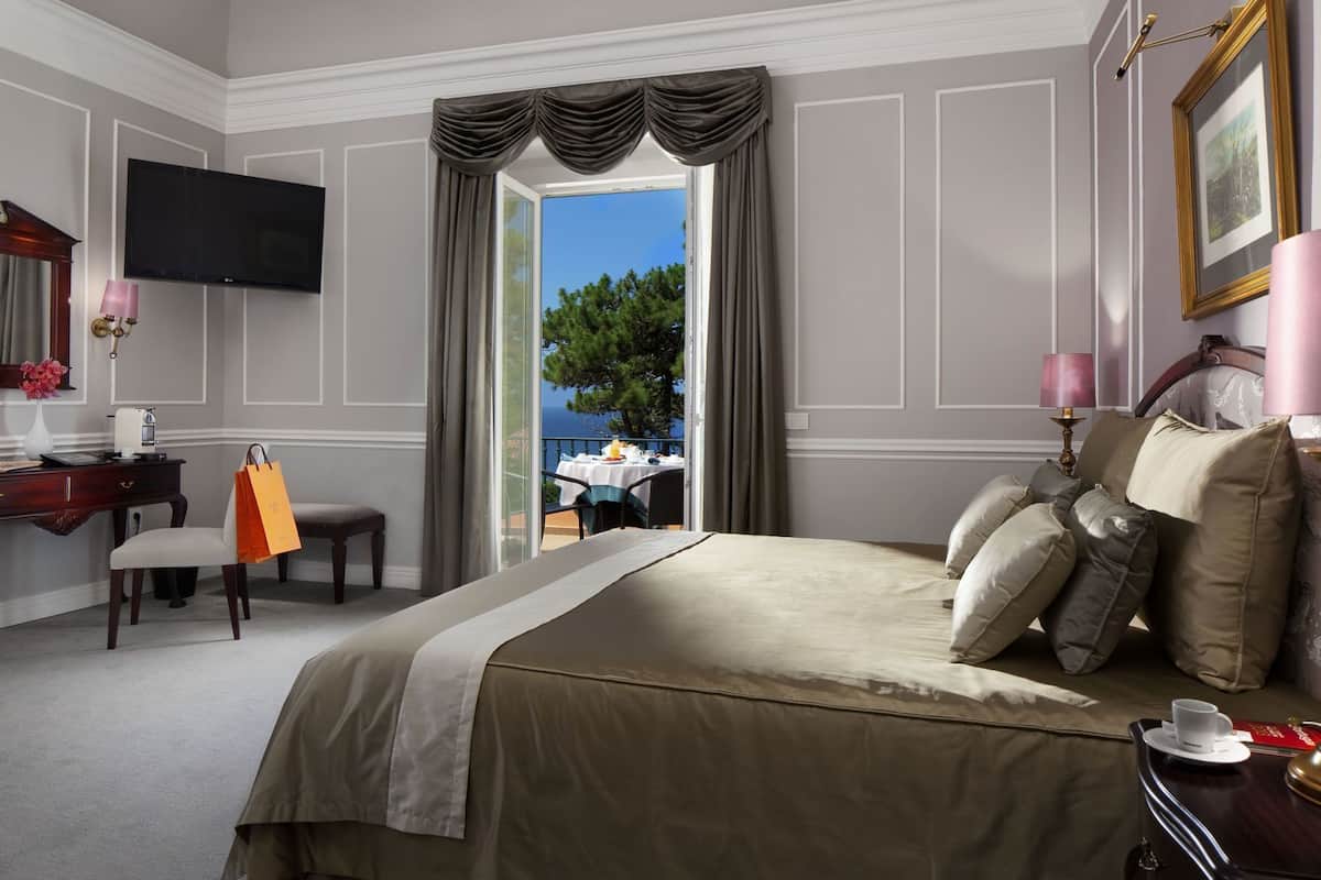 Premium bedding, minibar, in-room safe, desk