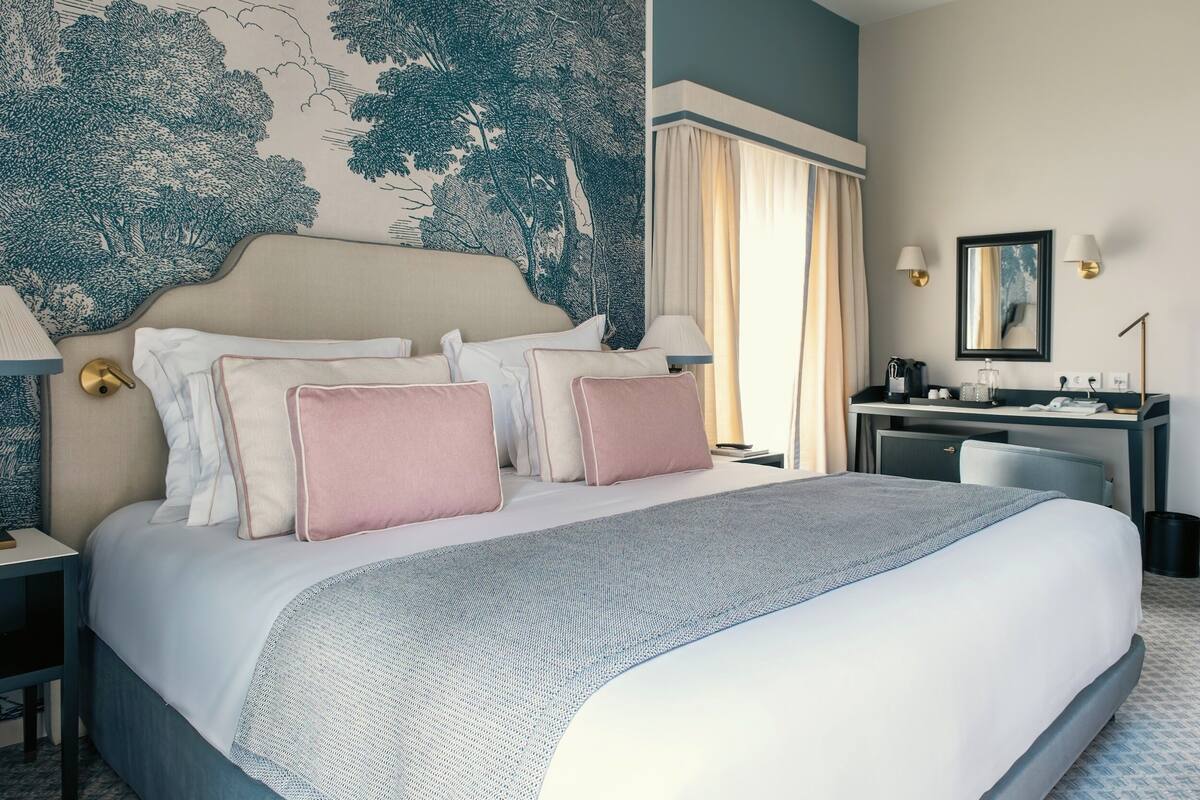 deluxe double room, sea view | 1 bedroom, premium bedding, minibar, in-room safe