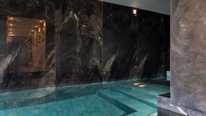 A modern indoor pool area with dark marble walls and a clear water section. - Longevity Senses - Cascais Boutique Hotel - Adults Only (Cascais)