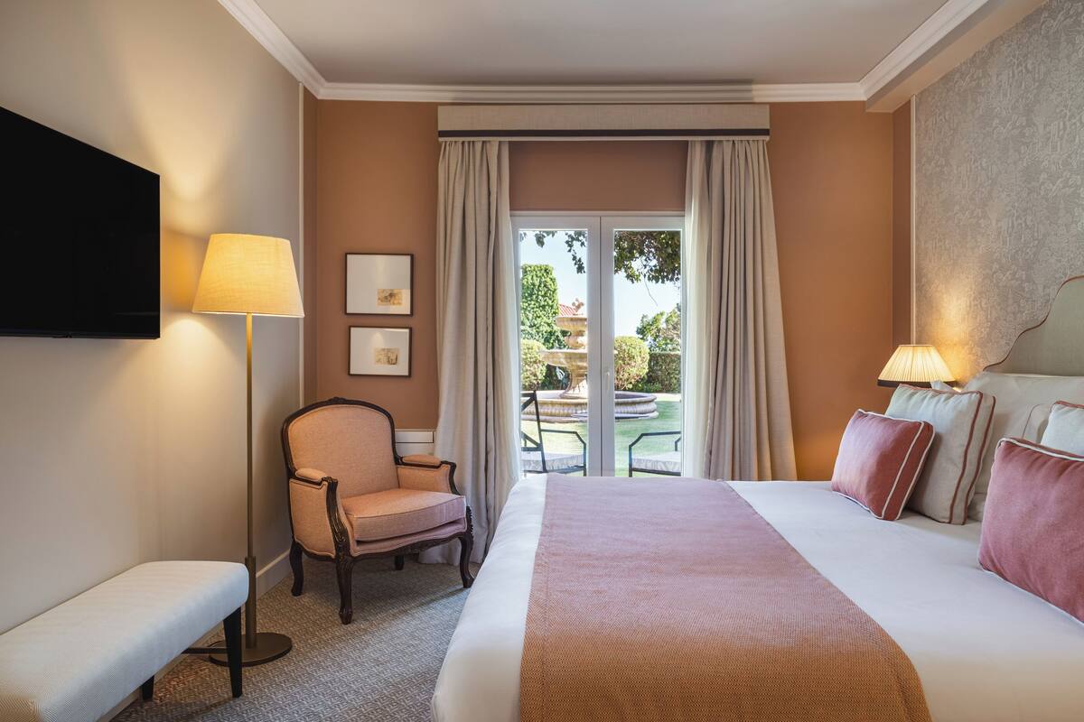 Premium bedding, minibar, in-room safe, desk