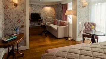 Junior Suite | Living area | TV