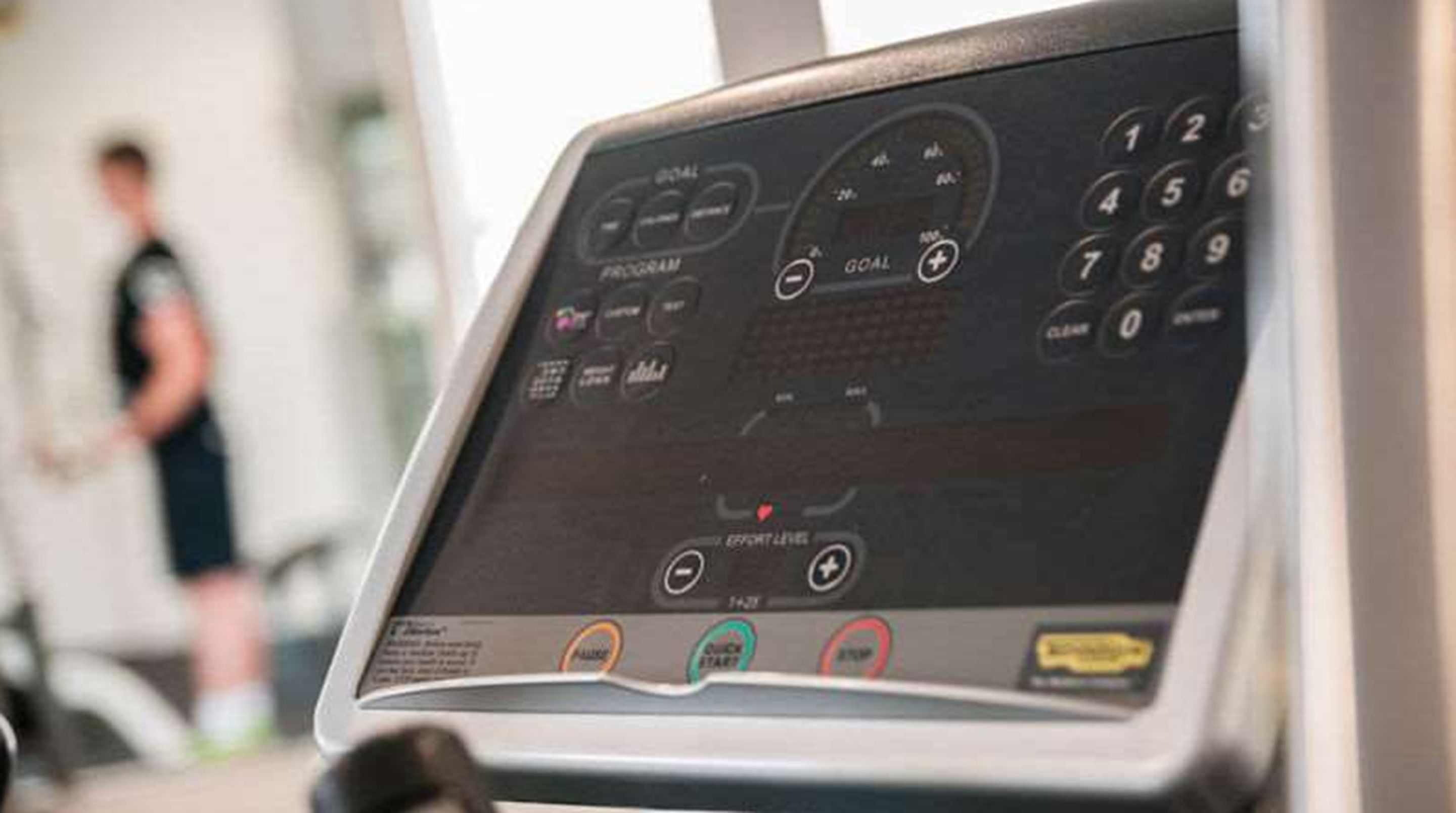 Panel de control de cinta de correr con diversas opciones y botones.