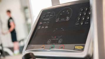 Panel de control de cinta de correr con diversas opciones y botones.