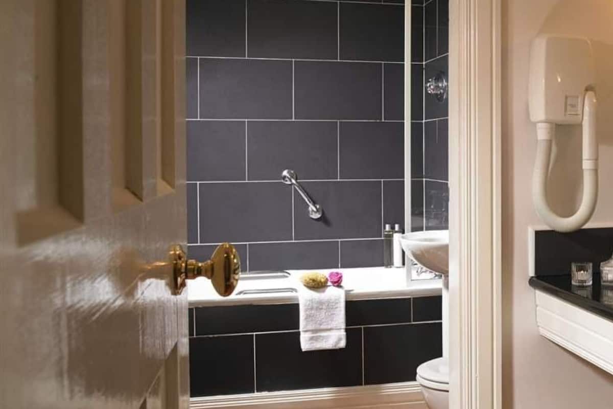 executive twin room | bathroom | free toiletries, hair dryer, towels, soap