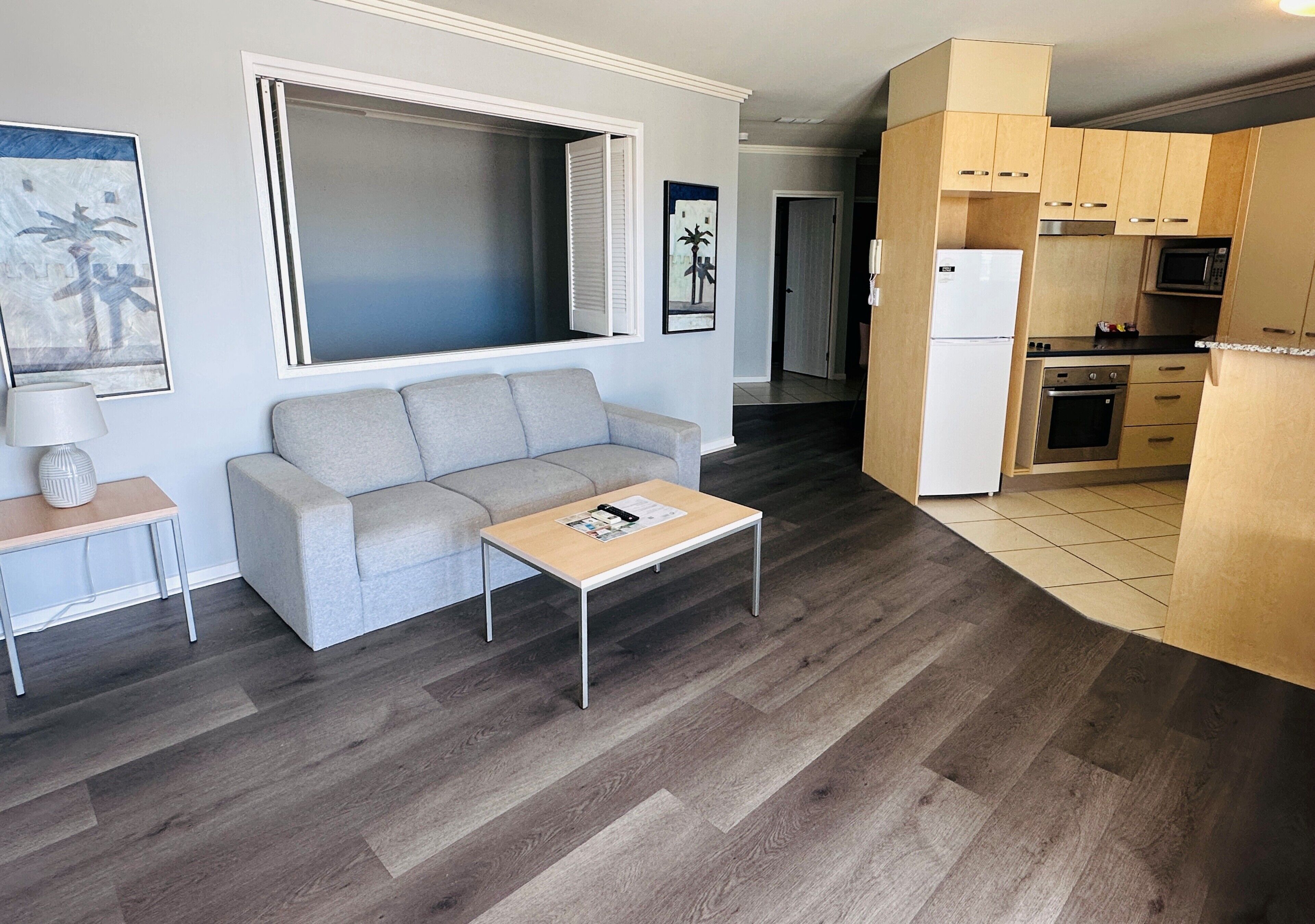 Lägenhet (Apartment #4062) | Vardagsrum | 32-tums LCD-tv med kabelkanaler och tv