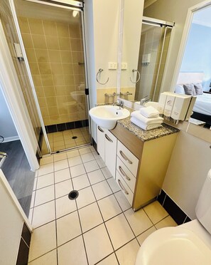 Two Bedroom #1091 | Baño | Ducha, artículos de higiene personal gratuitos y secador de pelo