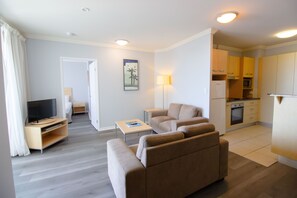 Superior 1 Bedroom Apartment | Área de estar | TV LCD 32 polegadas com canais a cabo, TV