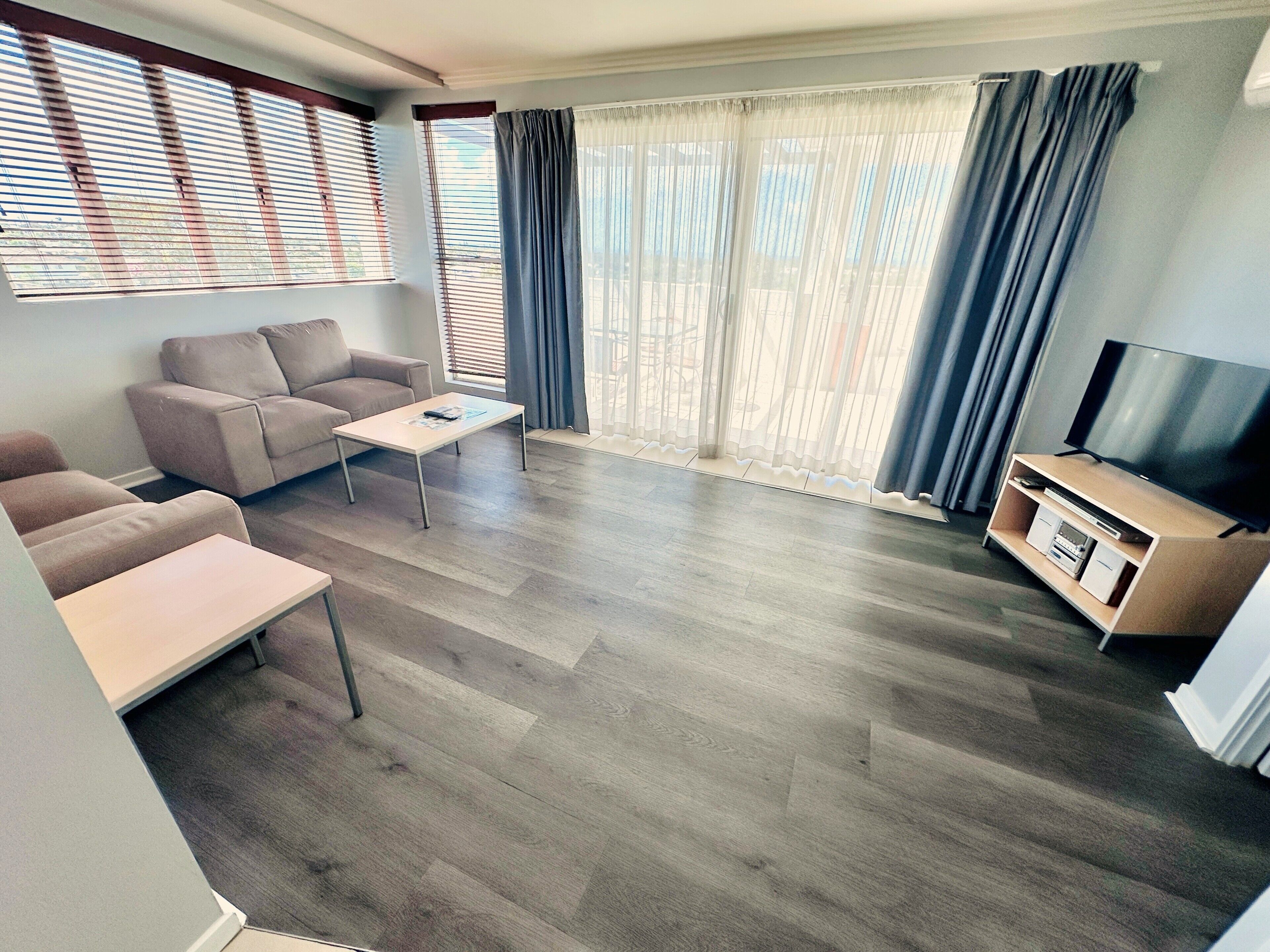 One Bedroom Superior #4010 | リビング エリア | 32 インチの液晶テレビ (ケーブル放送視聴可)、テレビ