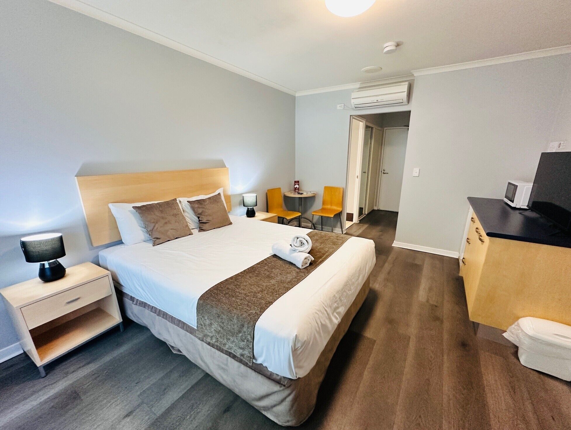 Studio Superior - 1 queensize-säng - pentry | Sängtillbehör av högsta kvalitet och mörkläggningsgardiner