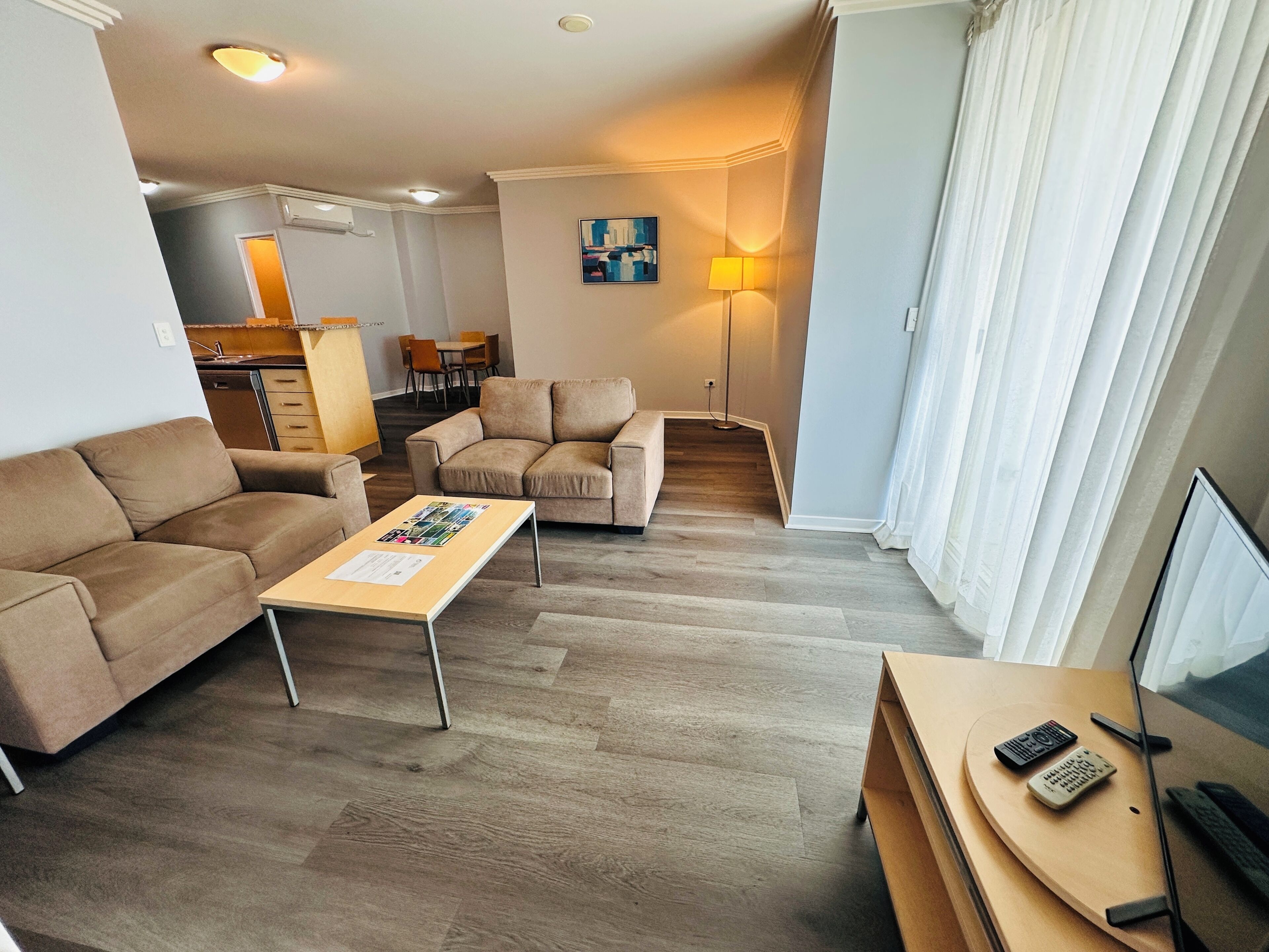 One Bedroom Superior #4141 | Vardagsrum | 32-tums LCD-tv med kabelkanaler och tv