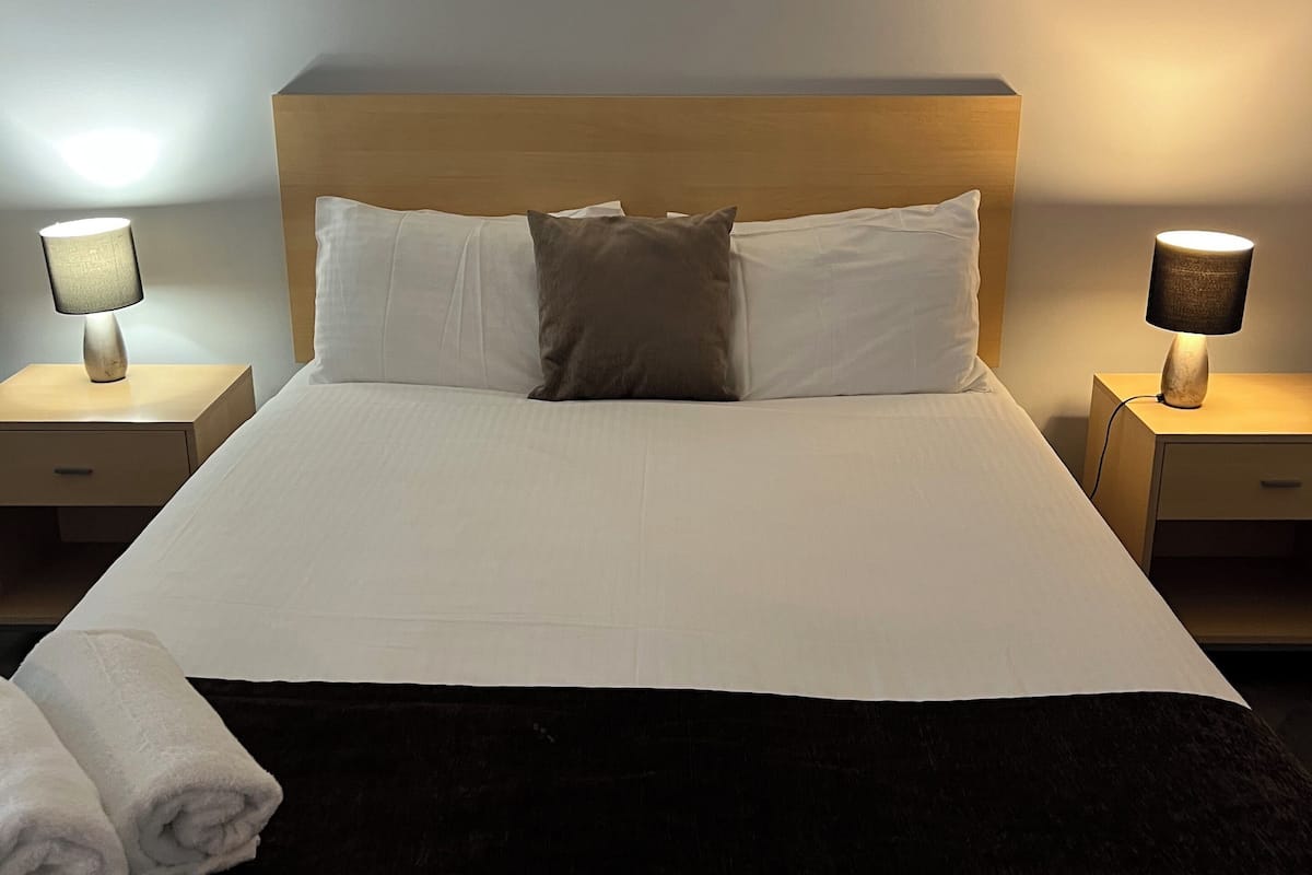 公寓 (Apartment #4062) | 1 間臥室、高級寢具、遮光布/窗簾、熨斗/熨衣板