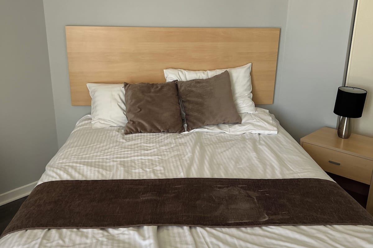 公寓 (Apartment #4062) | 1 間臥室、高級寢具、遮光布/窗簾、熨斗/熨衣板