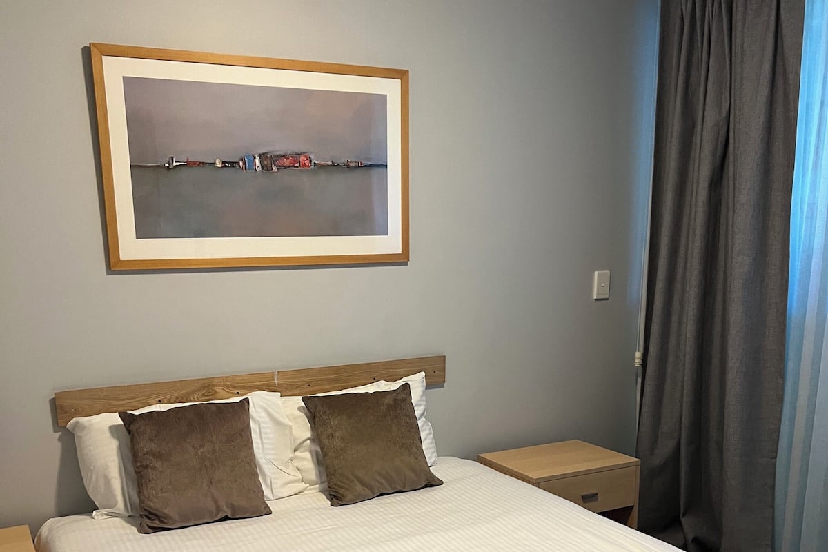Superior-Studio (#4142) | 1 Schlafzimmer, hochwertige Bettwaren, Verdunkelungsvorhänge