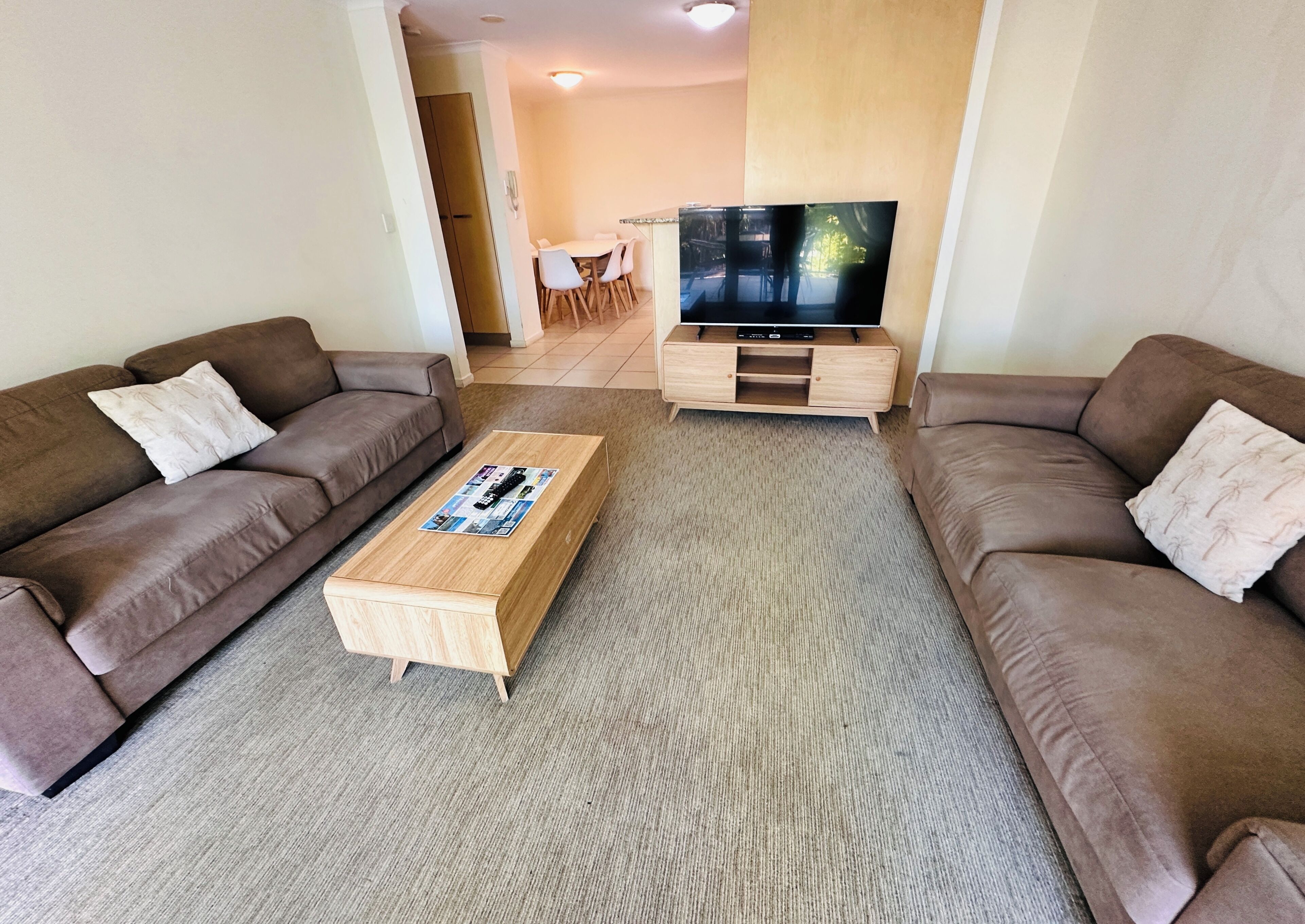 Lägenhet (Apartment #4062) | Vardagsrum | 32-tums LCD-tv med kabelkanaler och tv