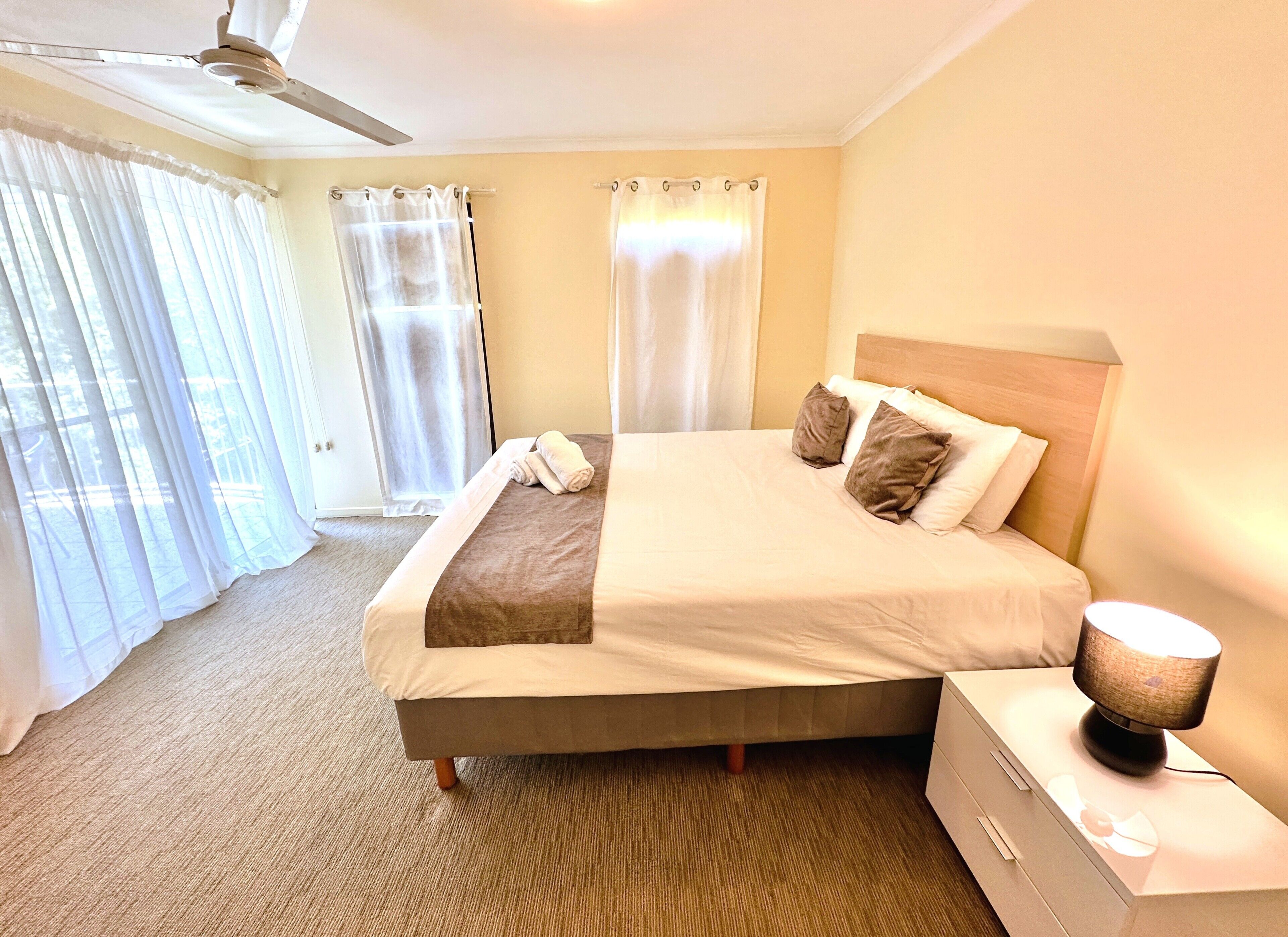 Apartamento (Apartment #4062) | Ropa de cama de alta calidad y cortinas opacas