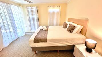 Apartamento (Apartment #4062) | Ropa de cama de alta calidad y cortinas opacas