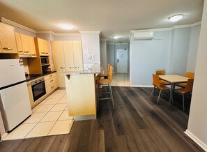 One Bedroom Superior #4141 | Cocina privada | Frigorífico, microondas, hervidor eléctrico y tostadora