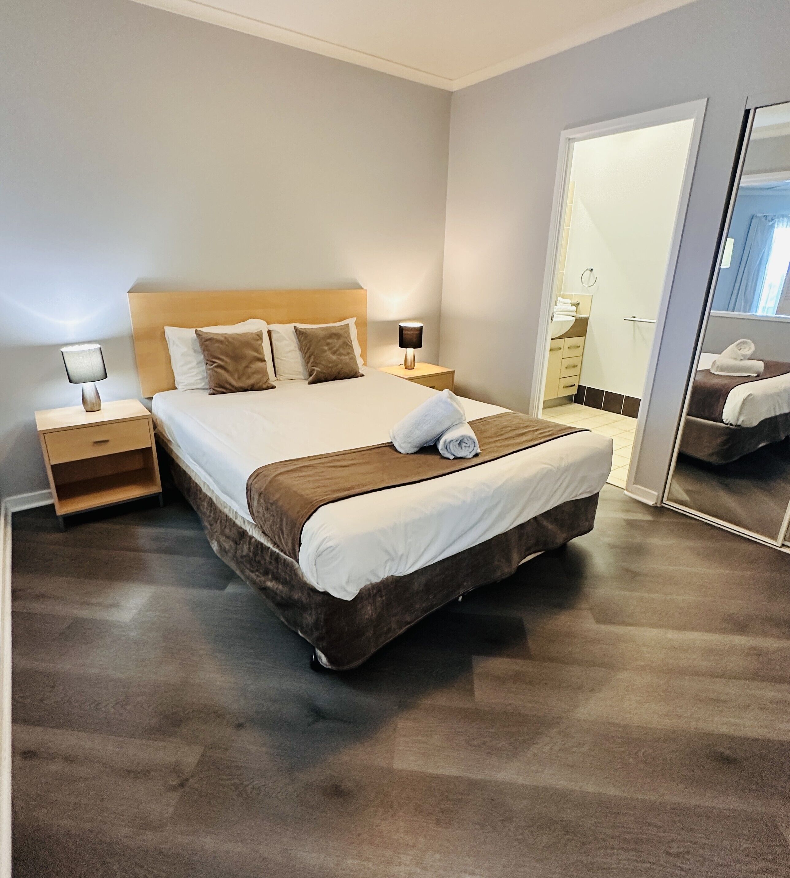 Lägenhet (Apartment #4062) | Sängtillbehör av högsta kvalitet och mörkläggningsgardiner