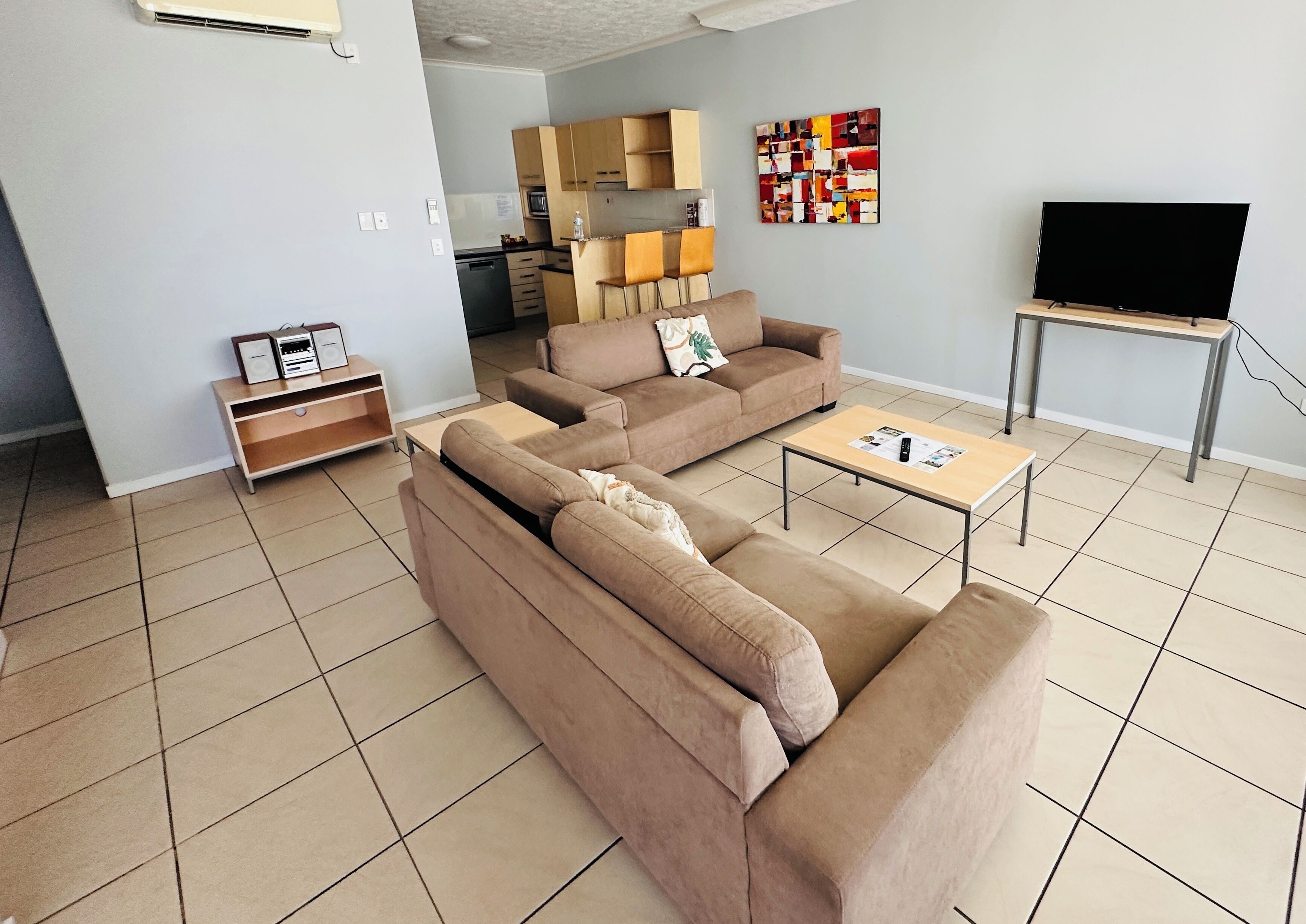 Two Bedroom #1091 | Vardagsrum | 32-tums LCD-tv med kabelkanaler och tv