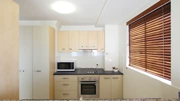 One Bedroom Apartment | 専用キッチン | 冷蔵庫、電子レンジ、電気ポット、トースター