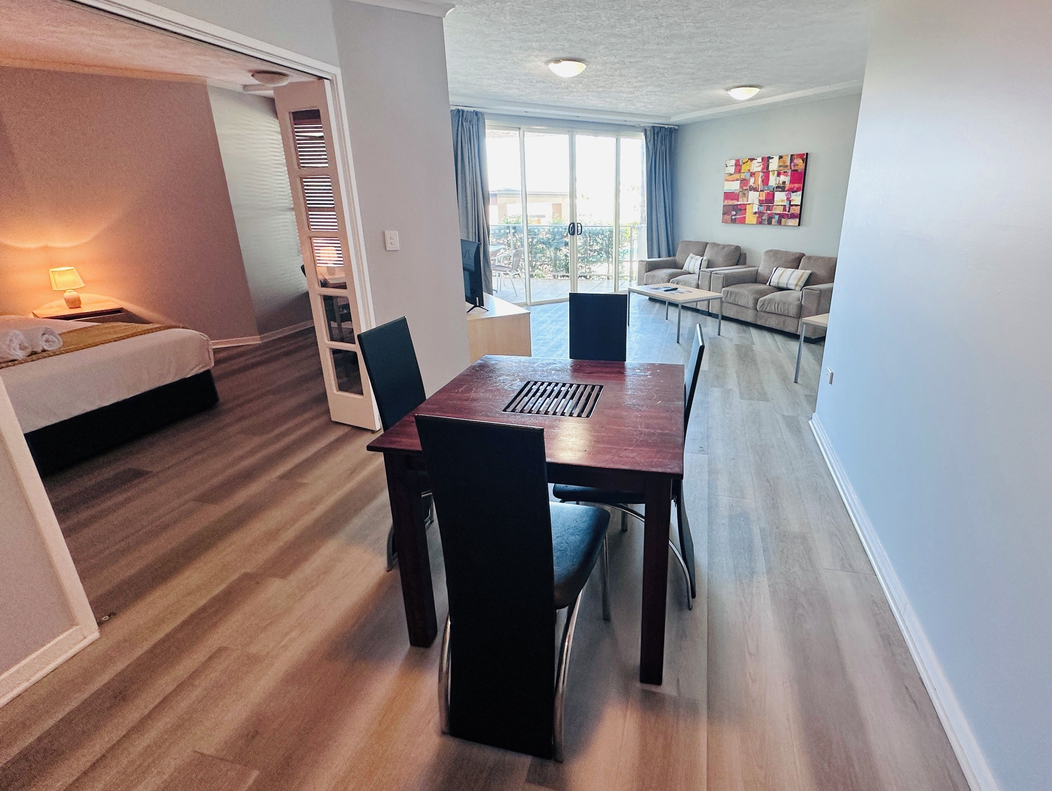 تناول الطعام داخل الغرفة