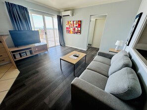 Apartamento (Apartment #4062) | Zona de estar | Televisión LCD de 32 pulgadas con canales por cable, una televisión
