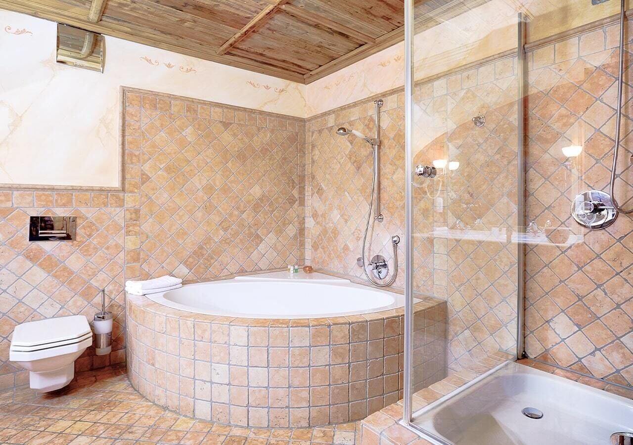 Ein Badezimmer mit einer freistehenden Badewanne, einer Duschkabine und einer Toilette.