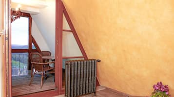 Suite | In-room safe, individually furnished, desk, laptop workspace