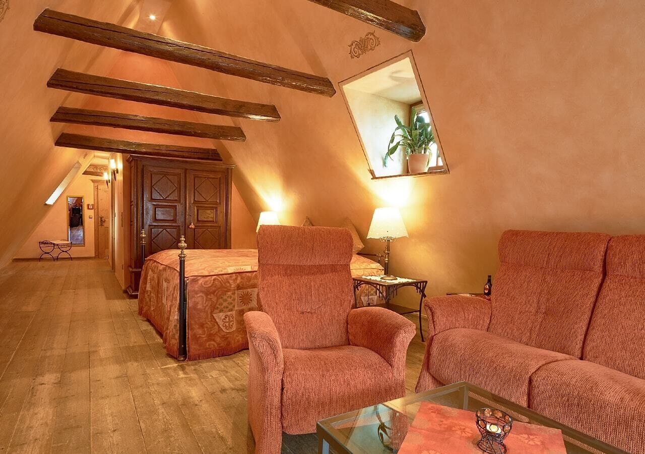 suite | 1 bedroom, in-room safe, individually furnished, desk