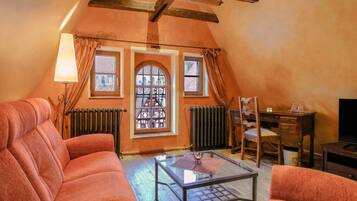 Suite | Brankas, dilengkapi dengan perabotan berbeda-beda, dan meja kerja