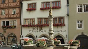 A traditional European hotel with a sign reading "HOTEL Gotisches Haus Restaurant-Cafe".