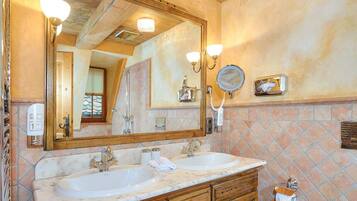 Basic Room | Bathroom | Hair dryer, slippers, towels