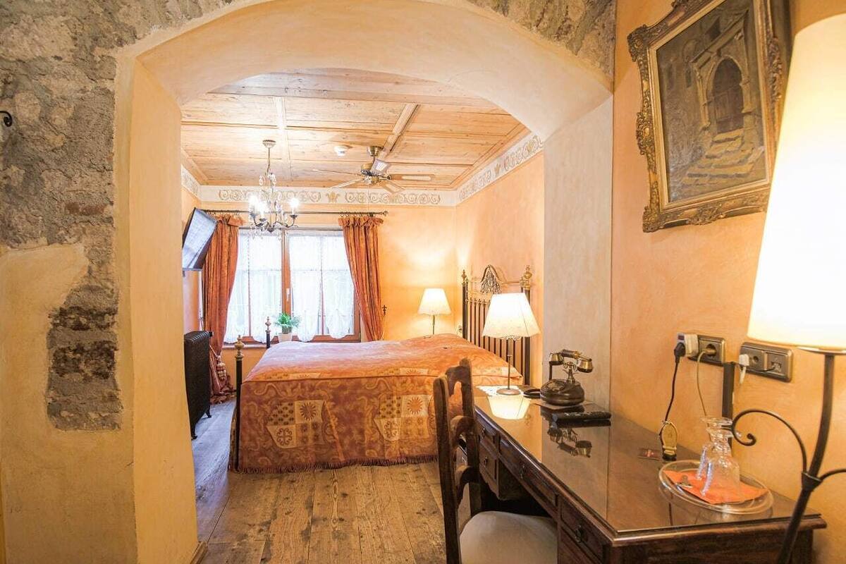 romantic double room | 1 bedroom, in-room safe, individually furnished, desk