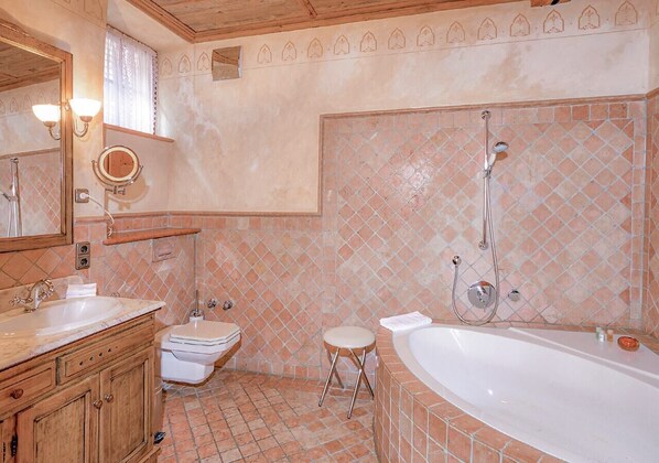 A bathroom with a sink, toilet, and bathtub. - Hotel Gotisches Haus (Rothenburg ob der Tauber)