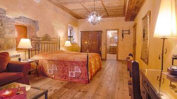 Deluxe Room (Explorer) | In-room safe, individually furnished, desk, laptop workspace