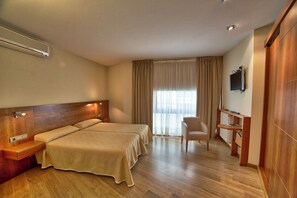 Habitació doble estàndard | Minibar, caixa forta a l'habitació i escriptori 