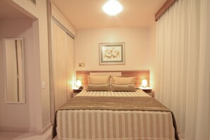 In-room safe, desk, blackout curtains, iron/ironing board - Le Premier Apartamentos (São Paulo)