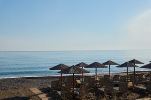 Private beach, black sand, sun loungers, beach umbrellas - Atlantica Ocean Beach Resort (Platanias)