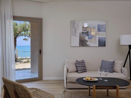 Family Suite Sea View Swim up (Open Plan) | Living area | 32-inch TV with satellite channels