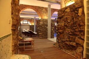 Un sauna, una bañera de hidromasaje, masajes