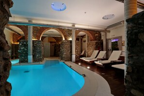 Una piscina al aire libre de temporada