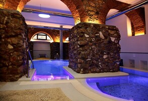 Indoor spa tub