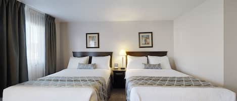 2 Queens with Kitchenette (Non-Pet Friendly) | Skrivbord, gratis wi-fi och sängkläder