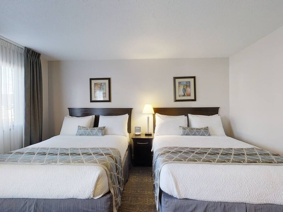 2 Queens with Kitchenette (Non-Pet Friendly) | Escritorio, wifi gratis, ropa de cama